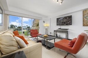 Ocean Front 2BR 2BA w/ Amazing Beach (28253)