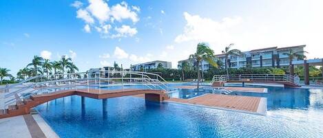 Mareazul Infinity Pool