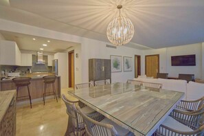 Tastefully decorated apartment with centric location near shops and restaurants (2071)