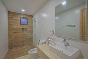 Tastefully decorated apartment with centric location near shops and restaurants (2075)