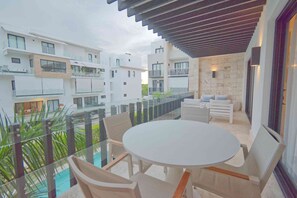 Tastefully decorated apartment with centric location near shops and restaurants (2074)