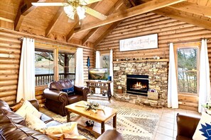 Cozy living room with fireplace and TV for a perfect cuddly night 🥰