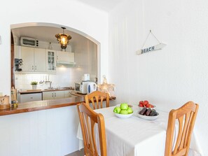 Cabinetry, Möbel, Eigentum, Countertop, Orange, Interior Design, Holz, Tabelle, Stuhl, Küche