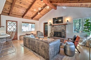 Living Room | Smart TV | Wood-Burning Fireplace (Firewood Not Provided)