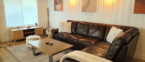 Seasons 4 200- Comfortable Modern Living Room