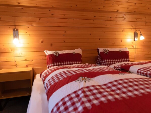 Möbel, Gebäude, Komfort, Bettrahmen, Textil, Beleuchtung, Holz, Fussboden, Wand, Flooring
