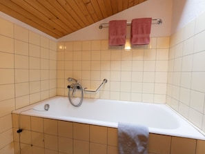 Badewanne, Armatur, Eigentum, Zapfhahn, Gebäude, Badezimmer, Holz, Haus, Interior Design, Die Architektur