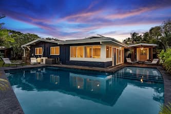 3,200 sq ft House with Pool, 6 Bedrooms, walking distance to Kailua and Lanikai