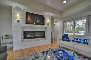 Living Room | Gas Fireplace | Smart TV