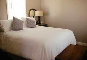 Bedroom 3: Queen Bed