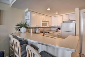 Dining Area & Kitchen