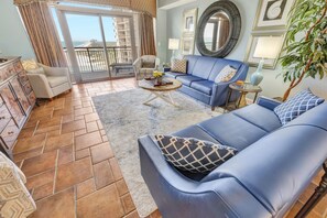 Amazing Living Room with Views of the Ocean 🌊☀️