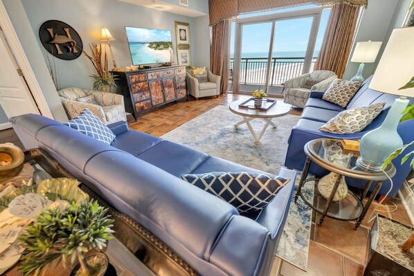 Amazing Living Room with Views of the Ocean 🌊☀️