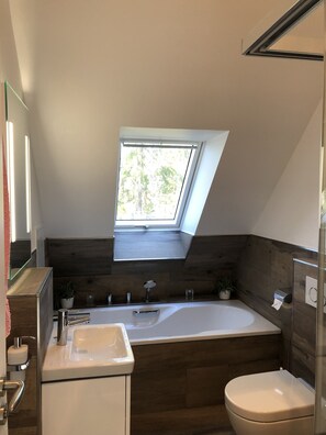 Badezimmer im Obergeschoß