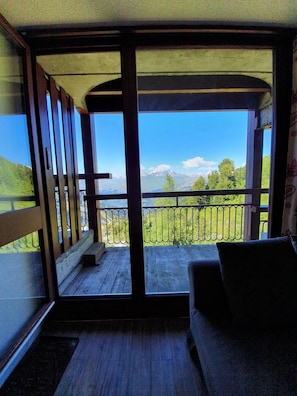 balcon et vue sur la montagne