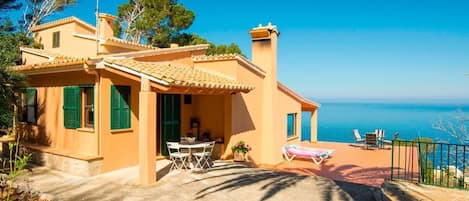 Nuestra casa ofrece unas increíbles vistas al Mar Mediterráneo.