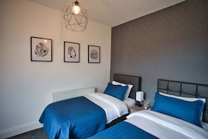 Upstairs Bedroom with 2 Single Beds