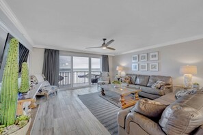 JC Resorts - Vacation Rental - Sand Dollar 109 -Indian Shores - Living Room 1
