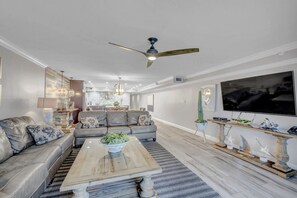 JC Resorts - Vacation Rental - Sand Dollar 109 -Indian Shores - Living Room 2