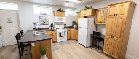 Kitchen w/gas range+dishwasher+desk