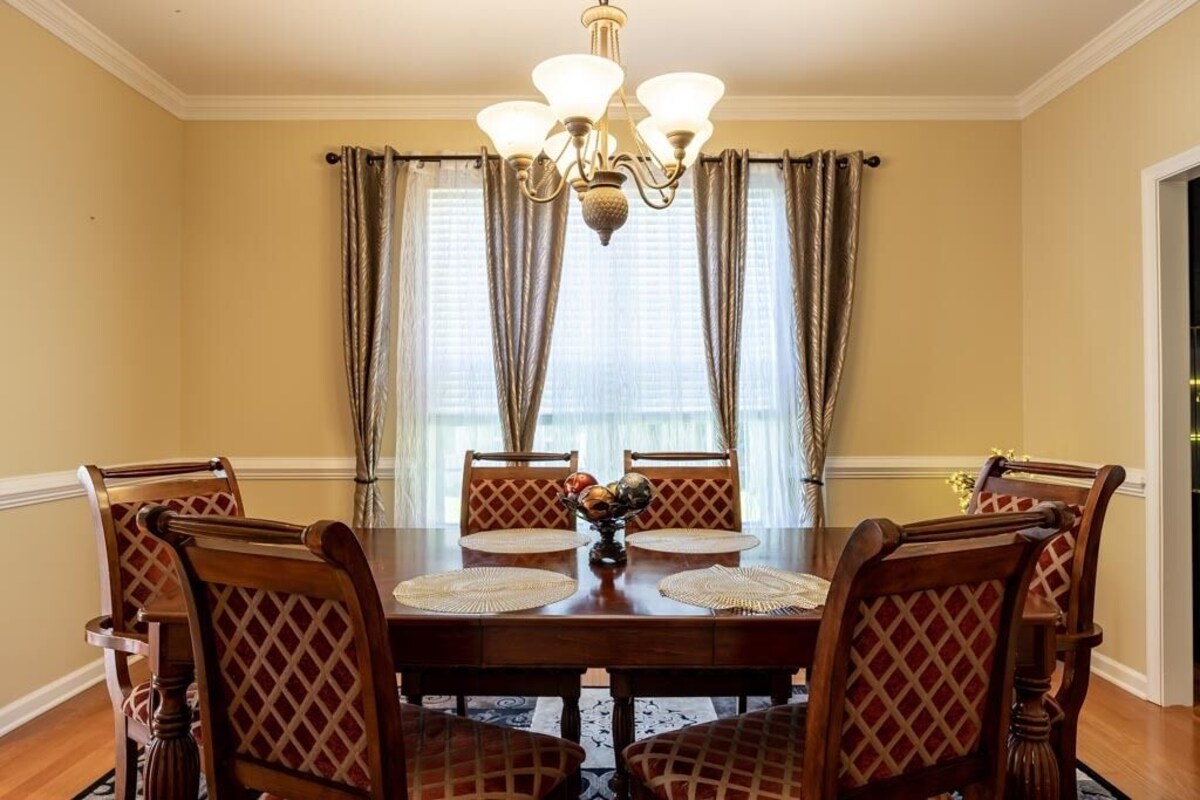 Family-friendly single home/Walking distance to shopping center and restaurants