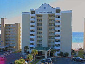 Tropical Winds (Moderate Size Condo) Less crowded/ Easy Parking and Beach Access