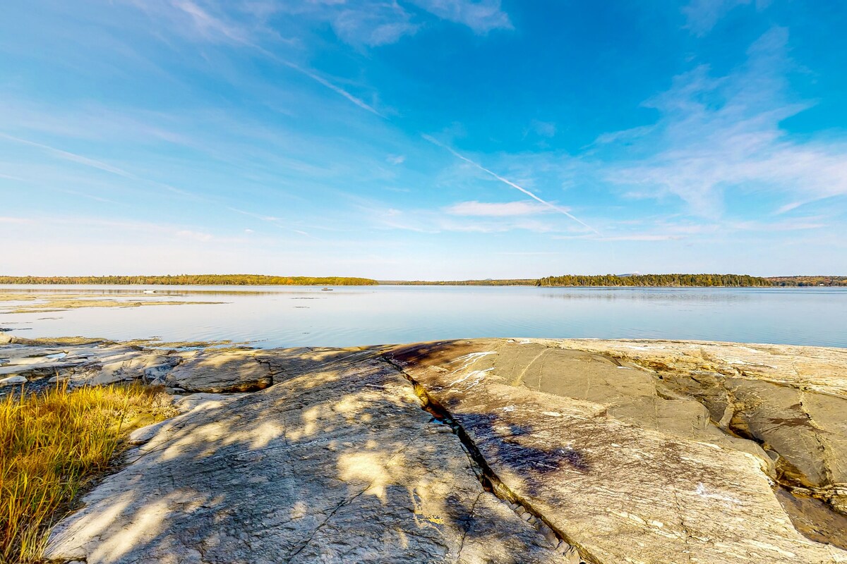 Bay Home W/ Beautiful Water Views, Rock Ledge Shoreline, Deck, Firepit & WiFi