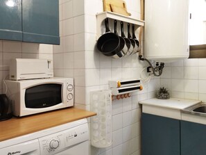 Cabinetry, Eigentum, Küche, Herd, Interior Design, Haushaltsgerät, Küchengerät, Major Appliance, Flooring, Countertop