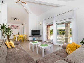 Couch, Möbel, Eigentum, Tabelle, Pflanze, Orange, Zimmerpflanze, Interior Design, Holz, Wohnzimmer