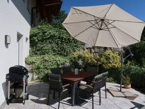 Plante, Table, Meubles, Propriété, Bâtiment, Parapluie, Chaise, Ombre, Mobilier De Jardin, Tableau De Plein Air