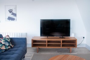 Newly Refurbished 2 bed with Fantastic View (1656)