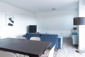 Newly Refurbished 2 bed with Fantastic View (1661)