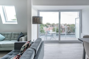 Newly Refurbished 2 bed with Fantastic View (1669)