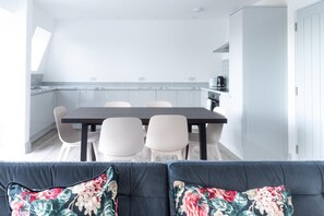 Newly Refurbished 2 bed with Fantastic View (1657)
