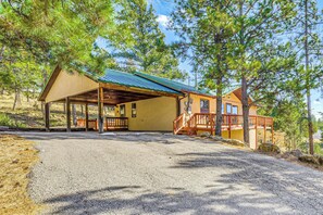 Parking | Carport (2-3 Vehicles) | Driveway (1 Vehicle)