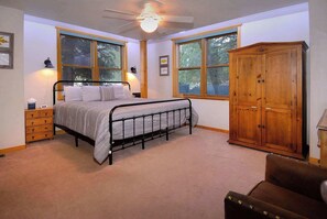 Guest room w/king bed