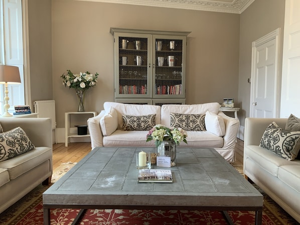 LARGE LOUNGE