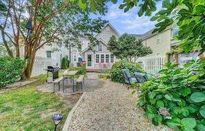 Relaxing Back Yard w/Fire-Pit , Deck and Fenced for pups and Kids