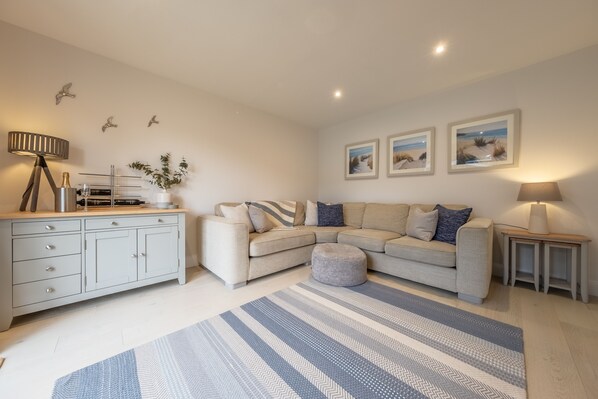 The Hideaway, Docking: Spacious sitting room with access to garden