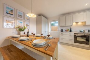 The Hideaway, Docking: Kitchen with dining area