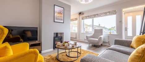 The Saltings: Bright, spacious sitting room