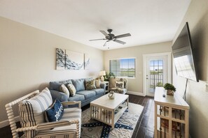 Dining/Living area - Overlooks the Intracoastal