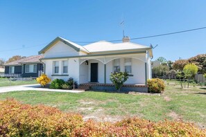 1900 Heritage, Historical Home near Golfing, National Parks, Caves, Lake Canobolas and vineyards.