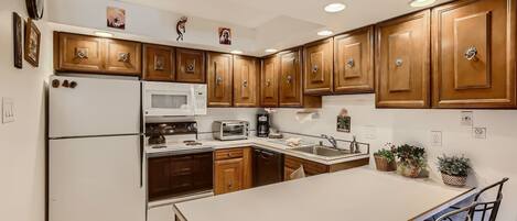 Kitchen - Kitchen with breakfast area