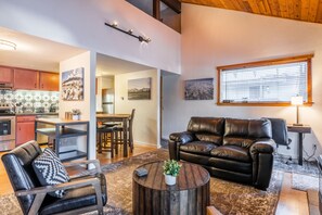 Living Room / Flat Screen TV / Fireplace (Pellet Stove)