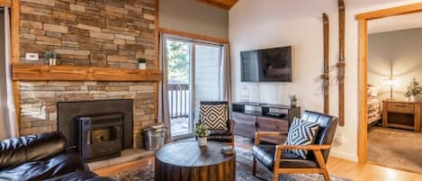 Living Room / Flat Screen TV / Fireplace (Pellet Stove)