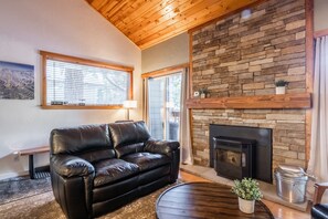 Living Room / Flat Screen TV / Fireplace (Pellet Stove)