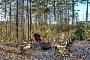 You have privacy with wooded area surrounding the cabin