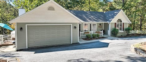 Rogers Vacation Rental | 2BR | 2BA | 1,600 Sq Ft | Step-Free w/ Ramp in Garage