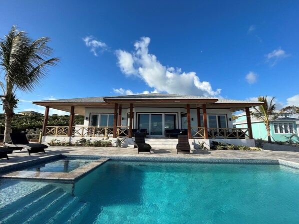 Hot tub with gradual entry pool